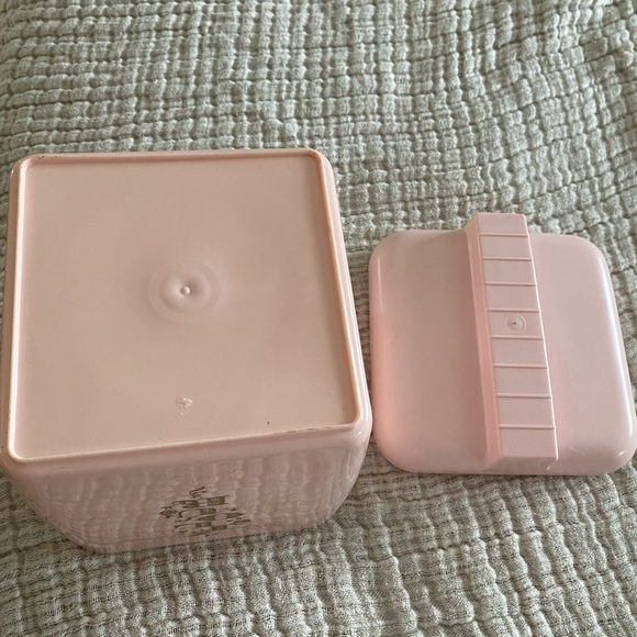 Vintage canister. Perfect shade of dusty pink. Label is gold and on one side. - Picture 4 of 4